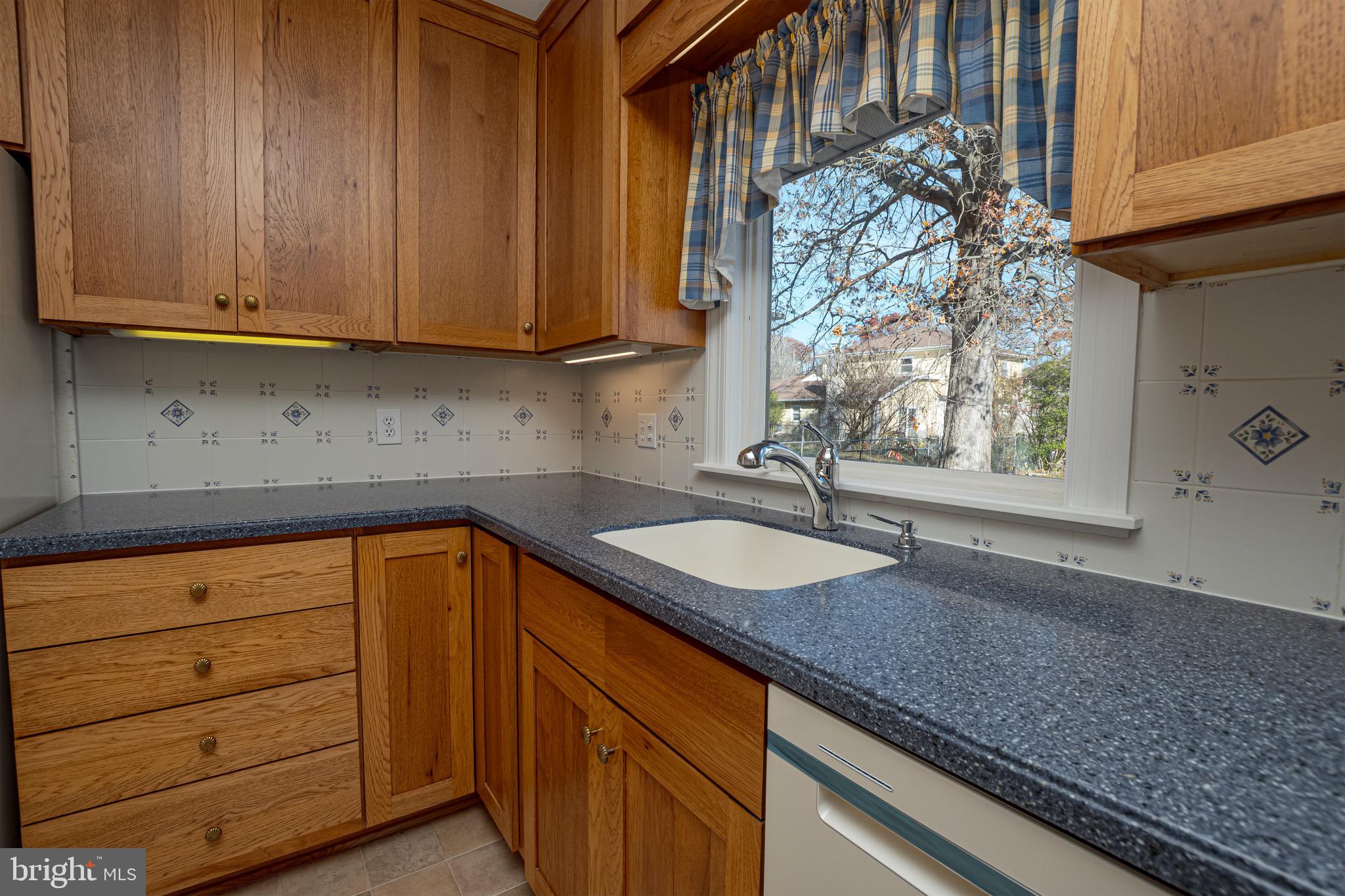 FOUR SEASONS - Residential