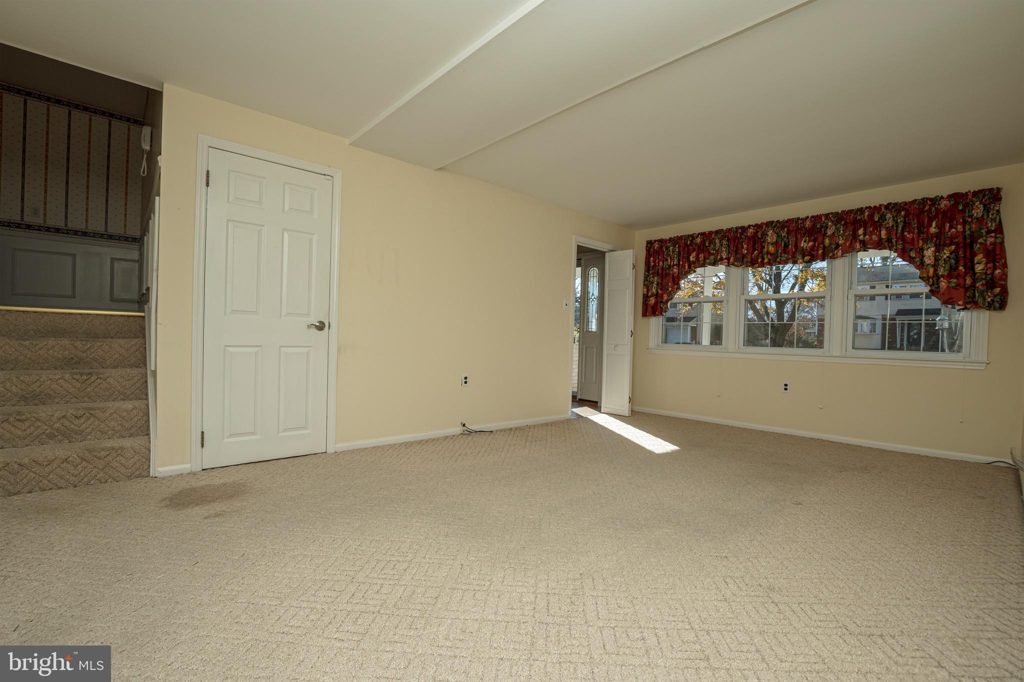 FOUR SEASONS - Residential