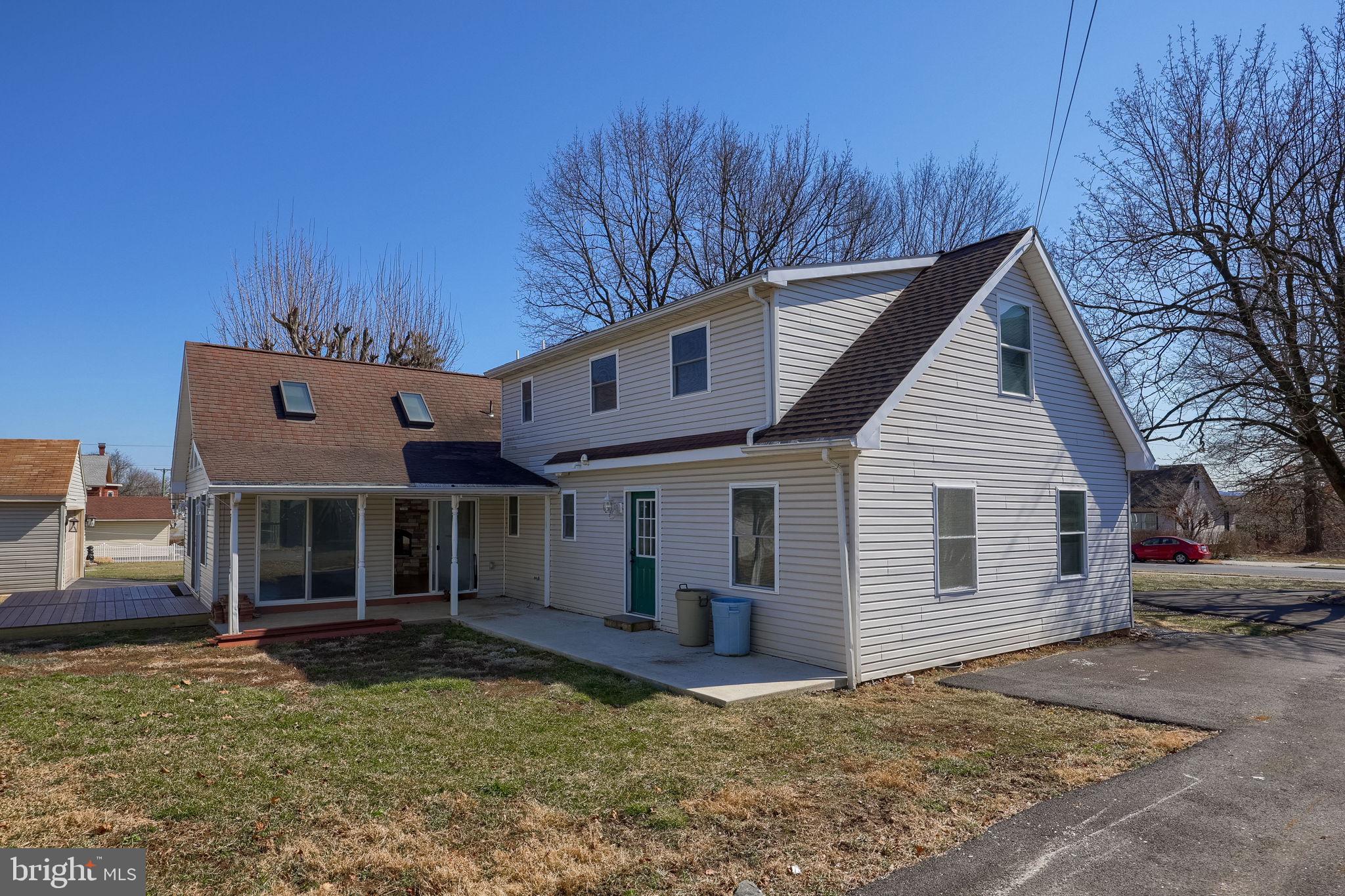 Main image without alt text