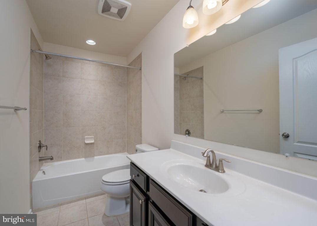 OXFORD SQUARE - Residential Lease