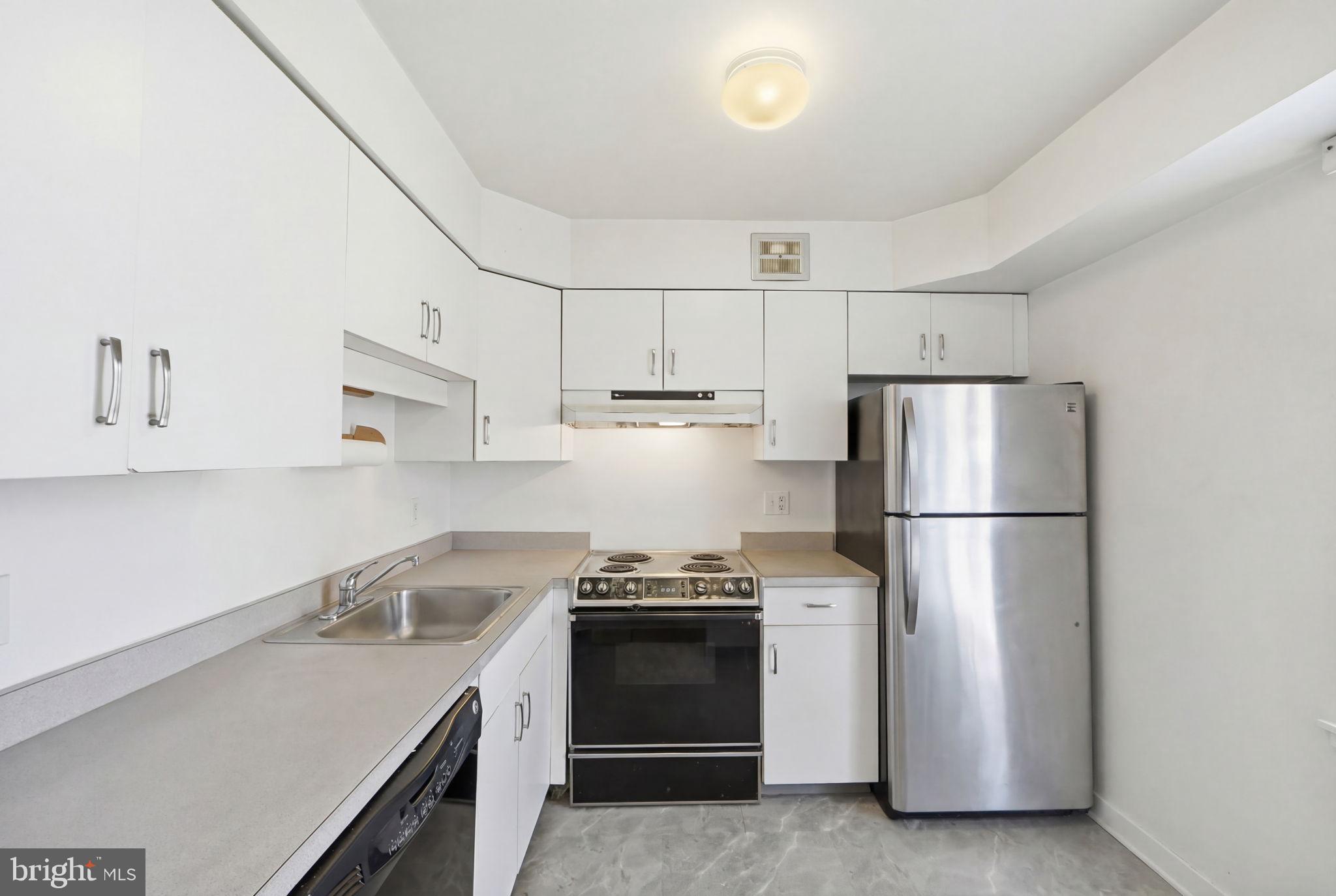 CAMELBACK VILLAGE - Residential