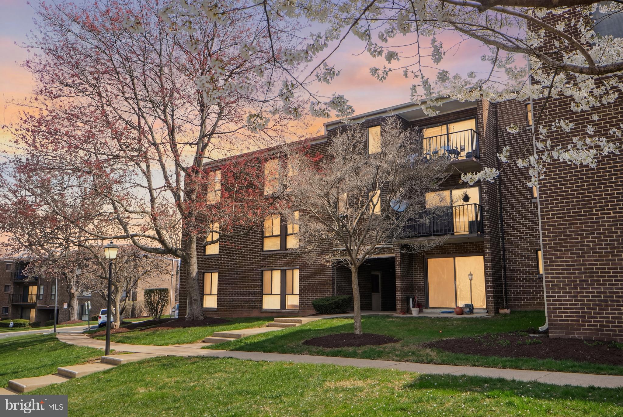 CAMELBACK VILLAGE - Residential