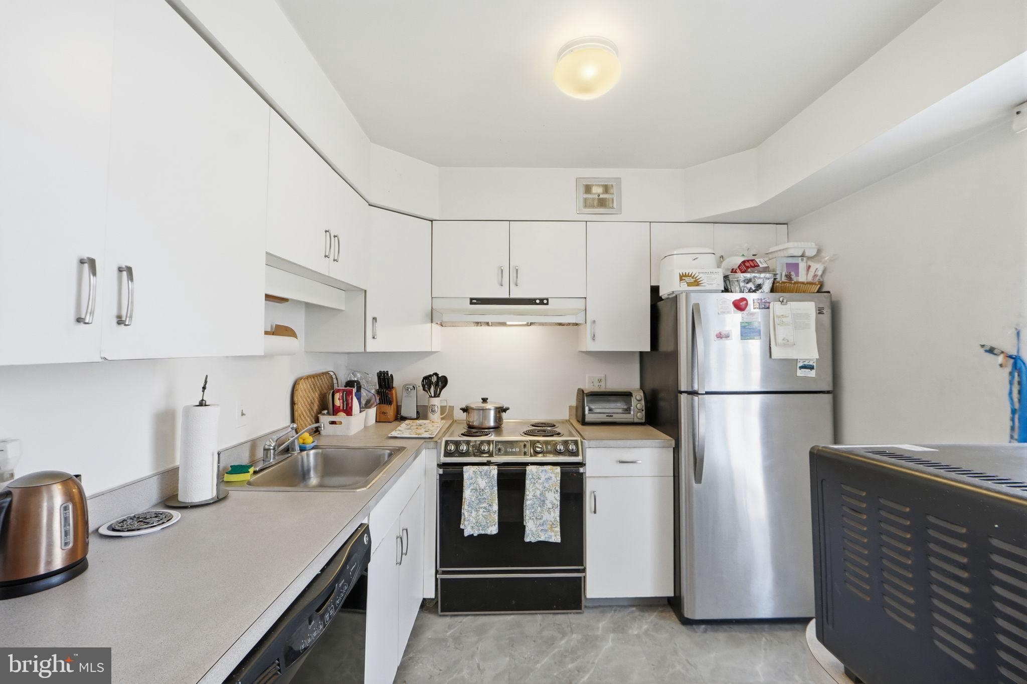 CAMELBACK VILLAGE - Residential