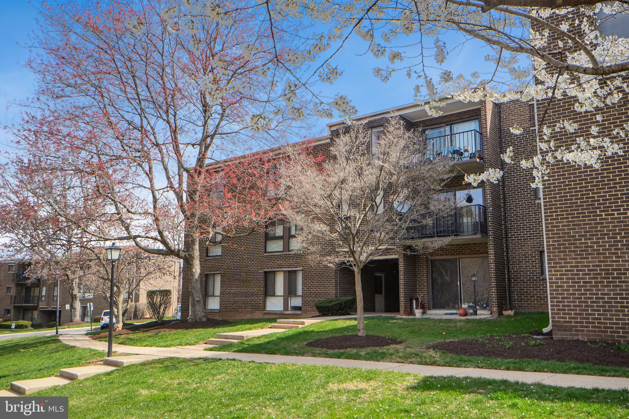 CAMELBACK VILLAGE - Residential