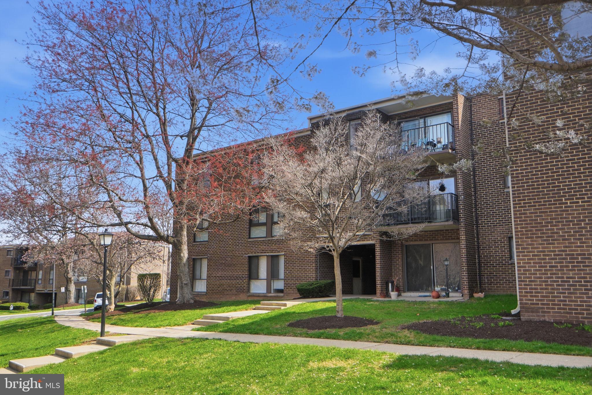 CAMELBACK VILLAGE - Residential
