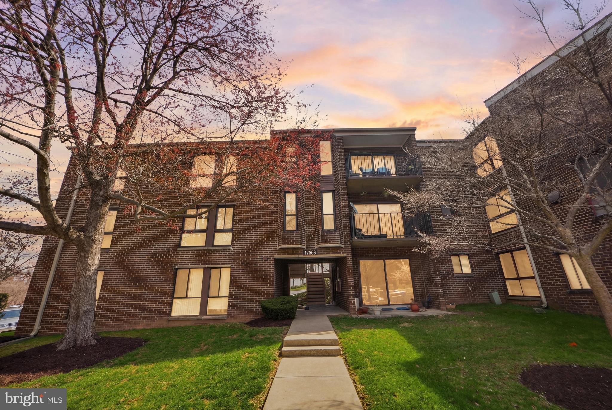 CAMELBACK VILLAGE - Residential