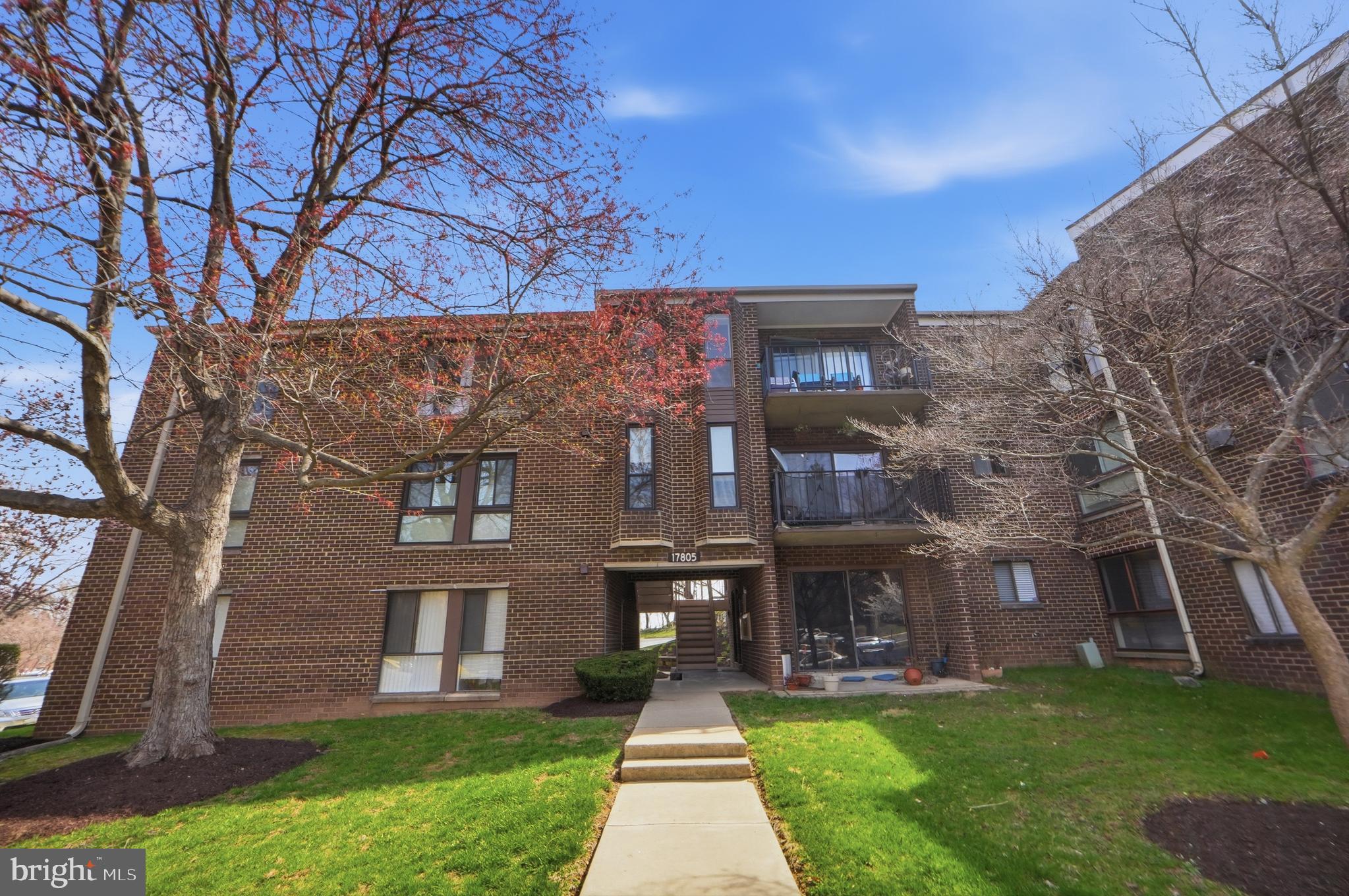 CAMELBACK VILLAGE - Residential