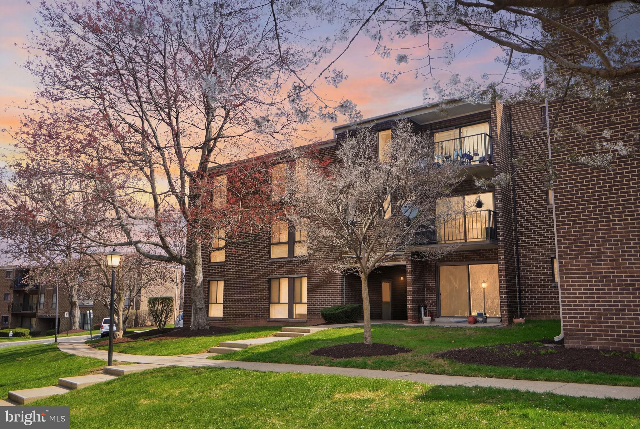 CAMELBACK VILLAGE - Residential