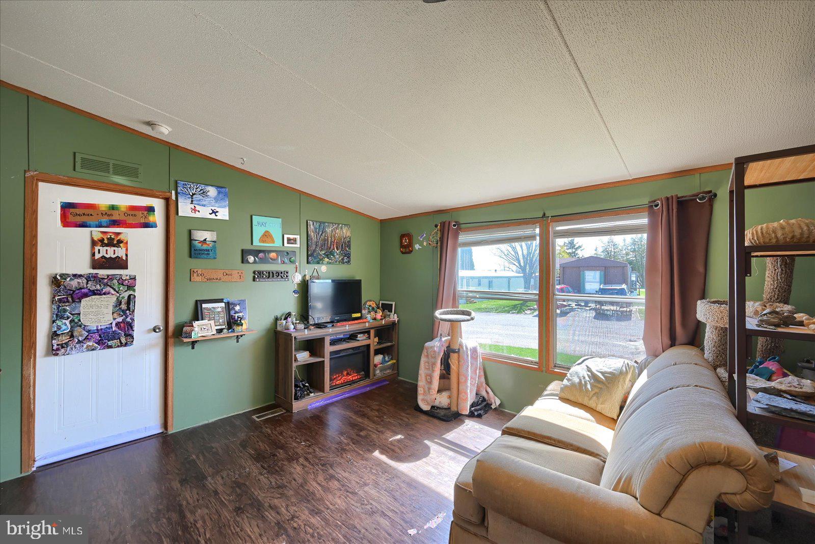 MOUNTAIN VIEW MOBILE HOME - Residential