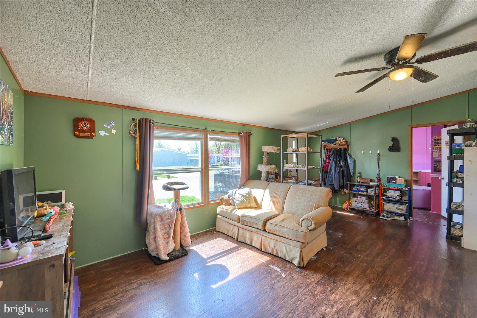 MOUNTAIN VIEW MOBILE HOME - Residential