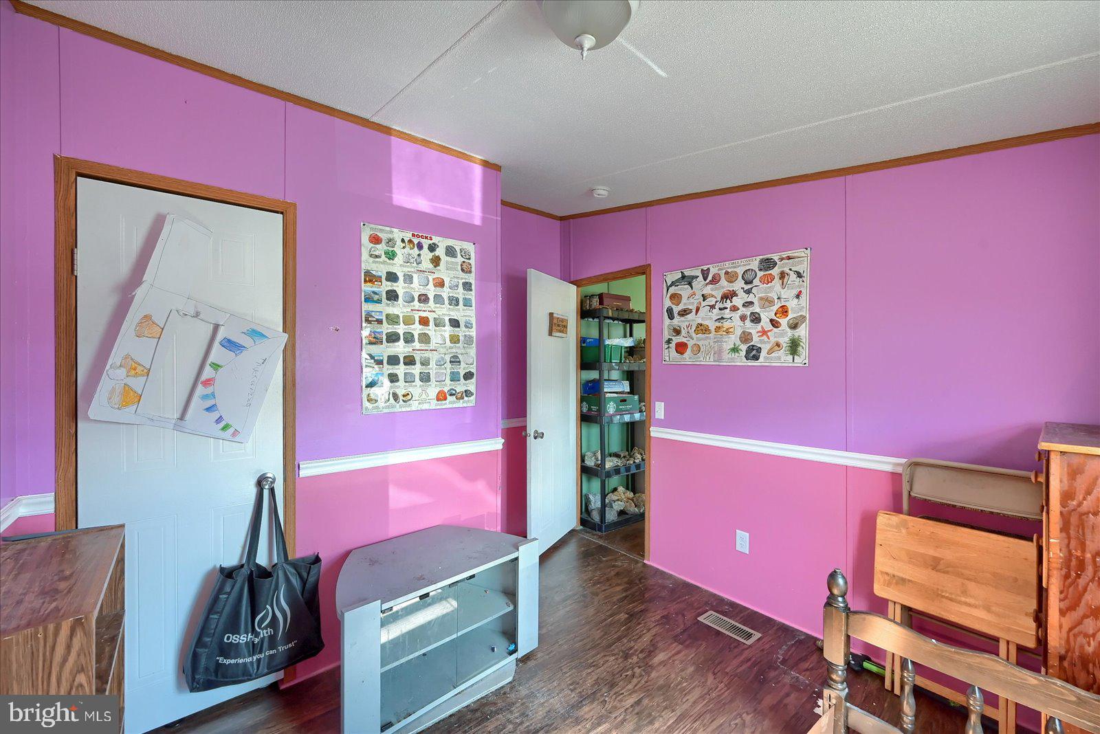 MOUNTAIN VIEW MOBILE HOME - Residential