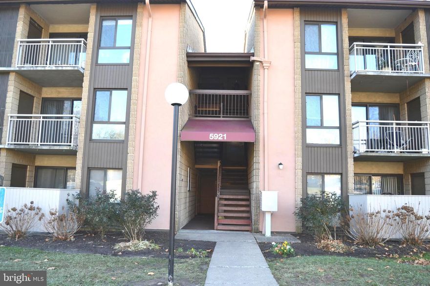 Light filled  and spacious 3 bedroom, 2 Full Bath condo with balcony on the second floor.  2 parking spots. Conveniently located in Columbia.  Close to I95, RT29, Mall.  Shared Washer & Dryer in building.
Rentspree online application $38 per person non refundable, everyone 18 and older need to finished the application.
Tenant to pay $125/month for  Water + Hot water +  Heating + Cooking.  Tenant ONLY pay for electricity.
Pet allowed case by case.