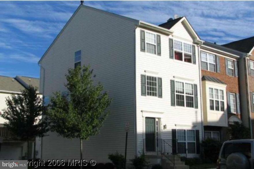 HUGE END UNIT WITH A TWO CAR GARAGE AND 9 FT. CEILINGS ON MAIN LEVEL. BIG KITCHEN W/CENTER ISLAND & ADJACENT FAMILY ROOM. VERY LARGE AND BRIGHT LIVING & DINING ROOMS. BIG DECK OFF THE KITCHEN. BEDROOM IN BASEMENT W/PRIVATE BATH PERFECT FOR IN-LAW. VERY CLOSE TO I-66 & LEE HGWY, SHOPS, ENTERTAINMENT, ETC. VERY CONVENIENT LOCATION! AVAILABLE FOR IMMEDIATE OCCUPANCY!.