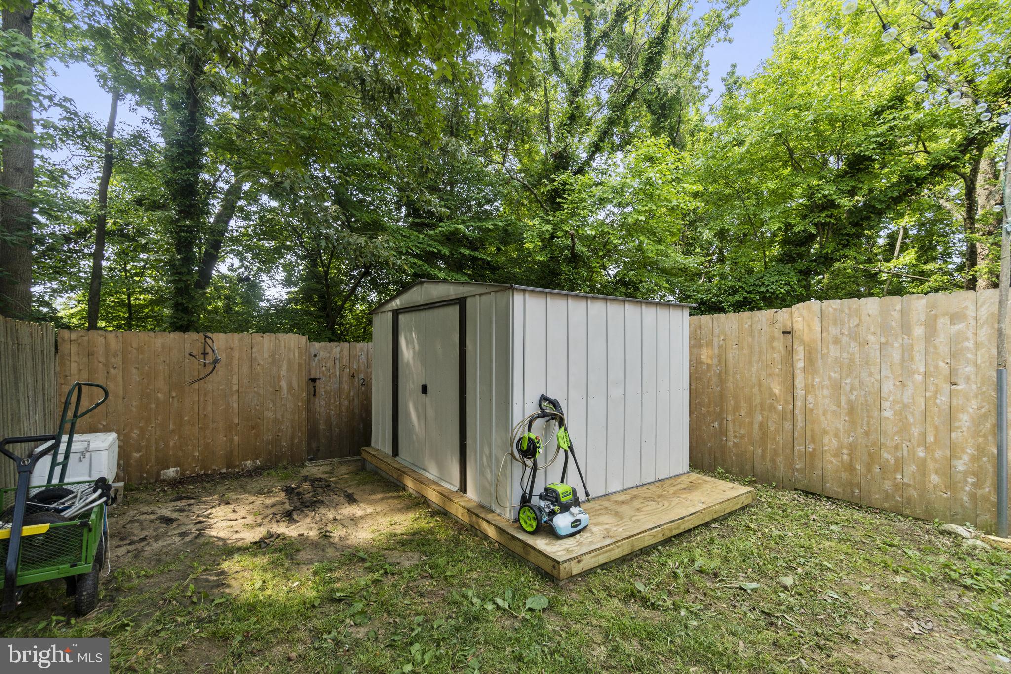 WHISPERING WOODS - Residential