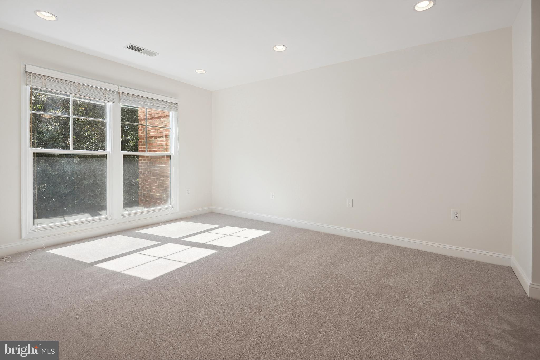 SAINTSBURY PLAZA - Residential