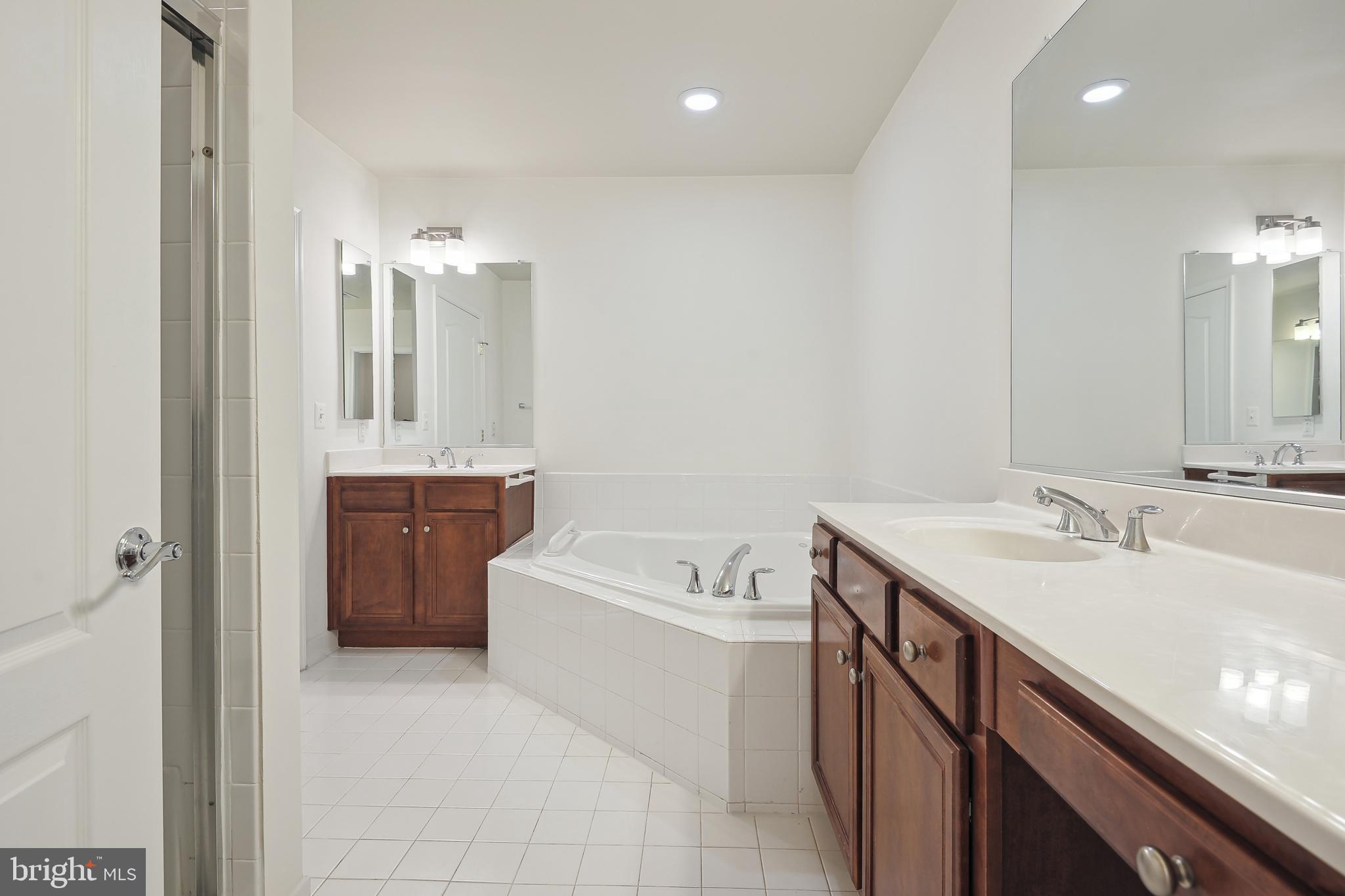 SAINTSBURY PLAZA - Residential