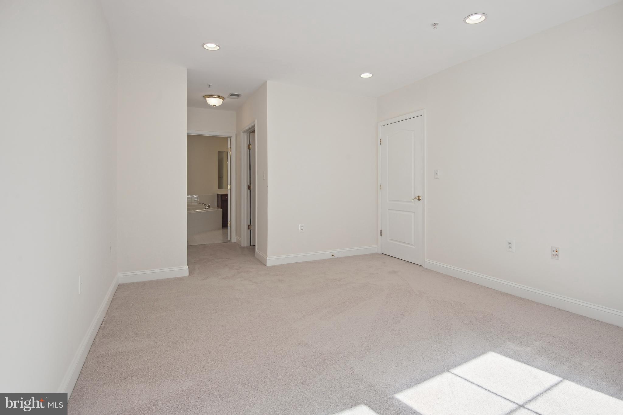 SAINTSBURY PLAZA - Residential