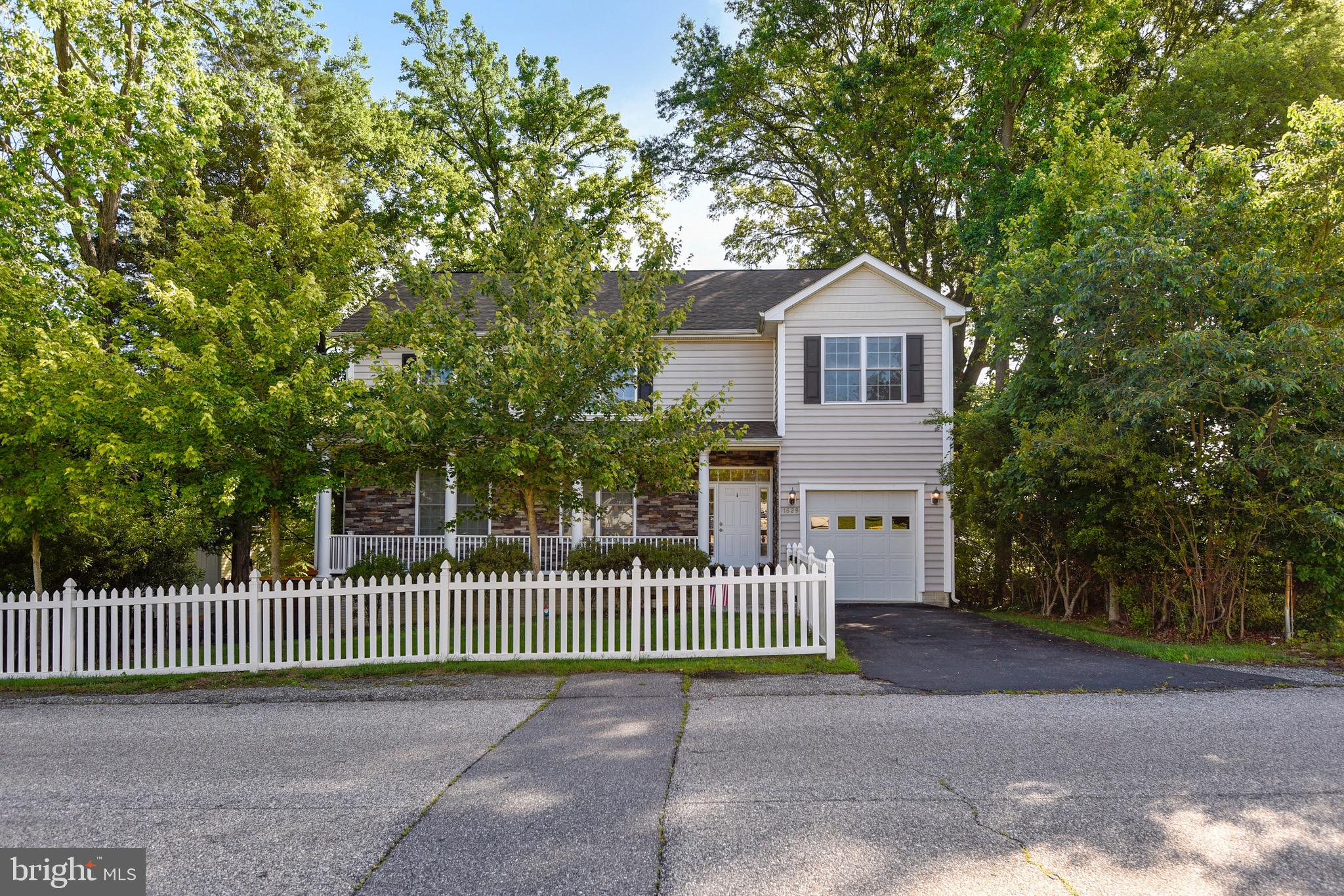 WOODLAND BEACH - Residential