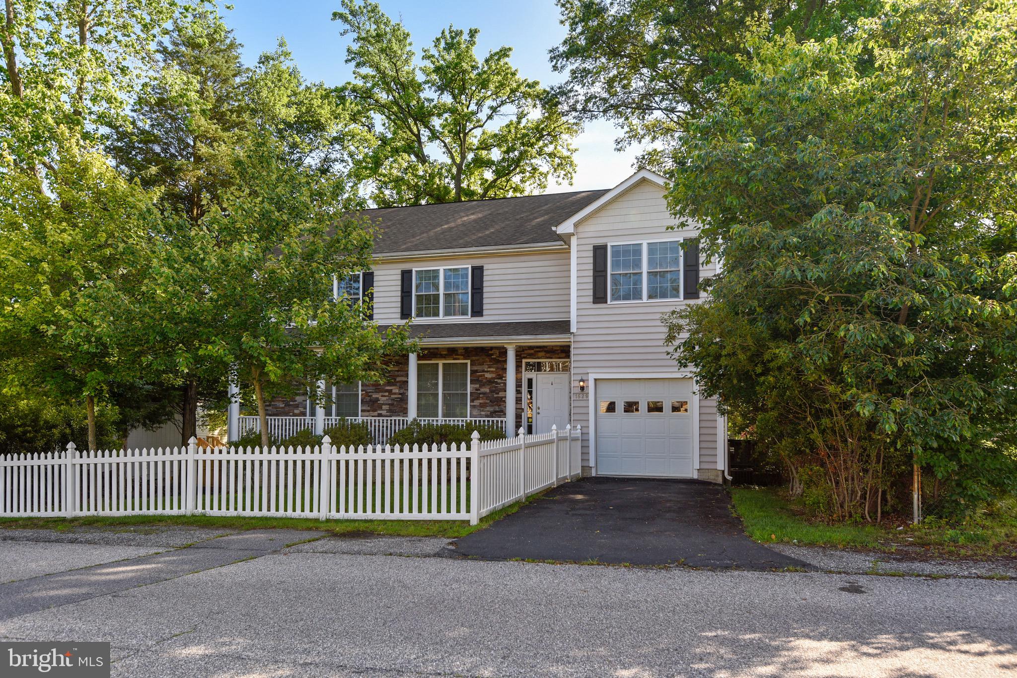 WOODLAND BEACH - Residential