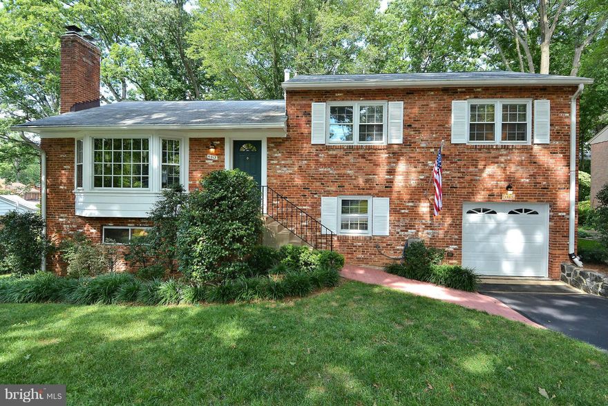 Open Nov 8 (2-4)  Updated, Much Loved 4 Lvl Split in Popular Golf Club Manors Spacious,Attractively Redone Kitchen Opens to DR & Charming Screened Porch 3 Renovated Full Baths Updated Family Rm w/Stone FP,"Wood" Floor Newer Interior Doors & Moldings Rich Hardwoods Deep 1 Car Garage Nice,Usable Yard Quiet,No-Thru Street w/ Sidewalks Jamestown,Wmsburg,Yorktown Schools Mins to DC) Don't Miss It!