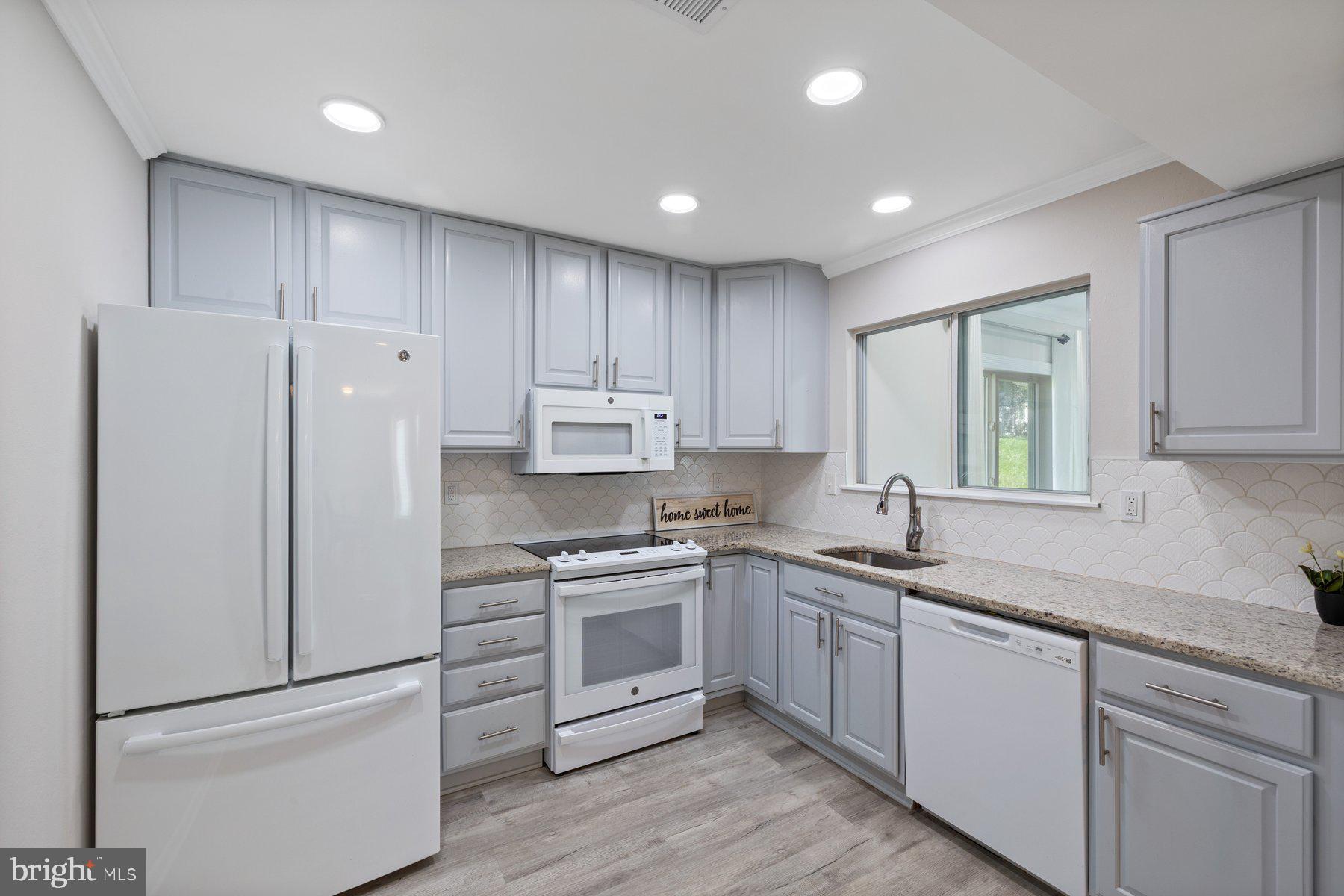 LEISURE WORLD - Residential