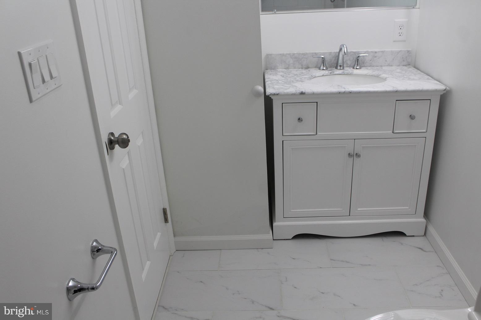 LAKESIDE PLAZA - Residential Lease