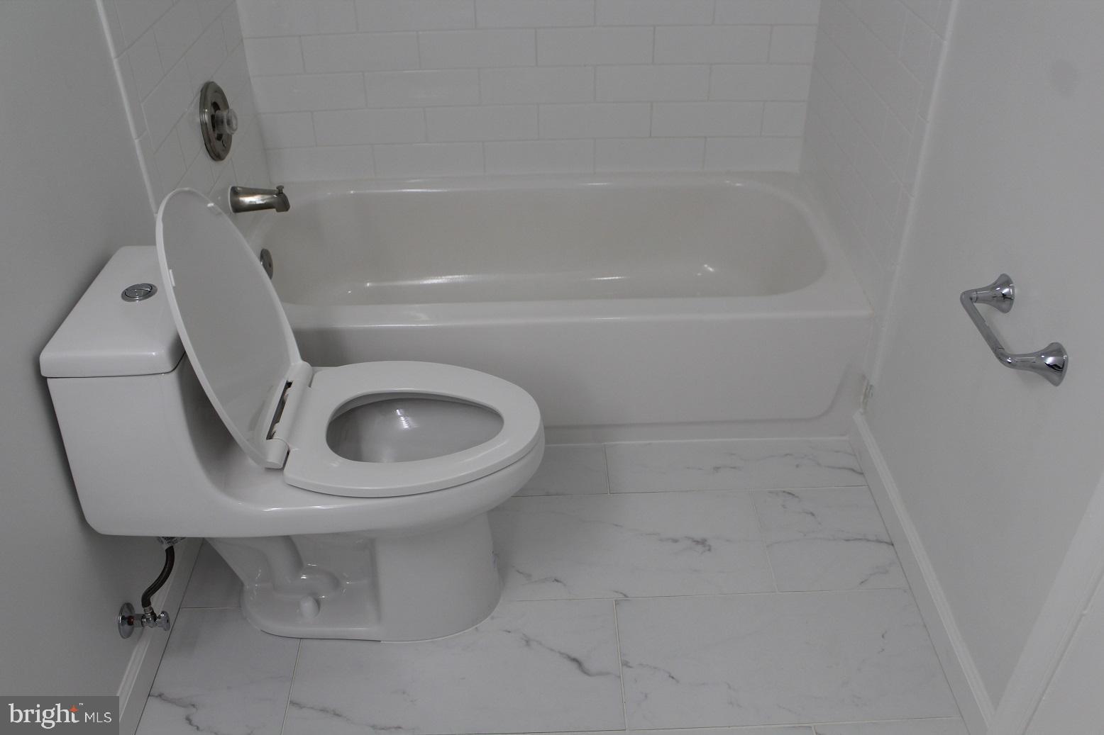 LAKESIDE PLAZA - Residential Lease