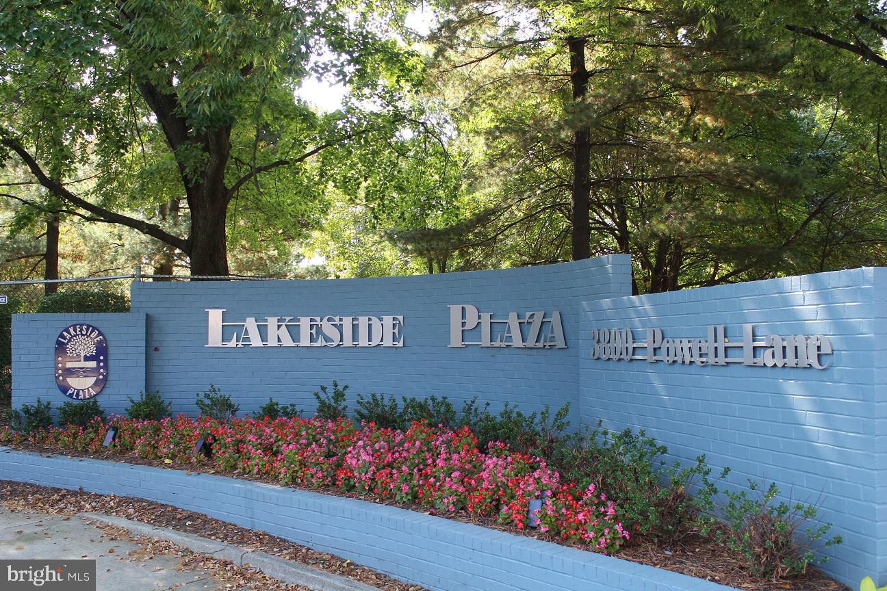 LAKESIDE PLAZA - Residential Lease