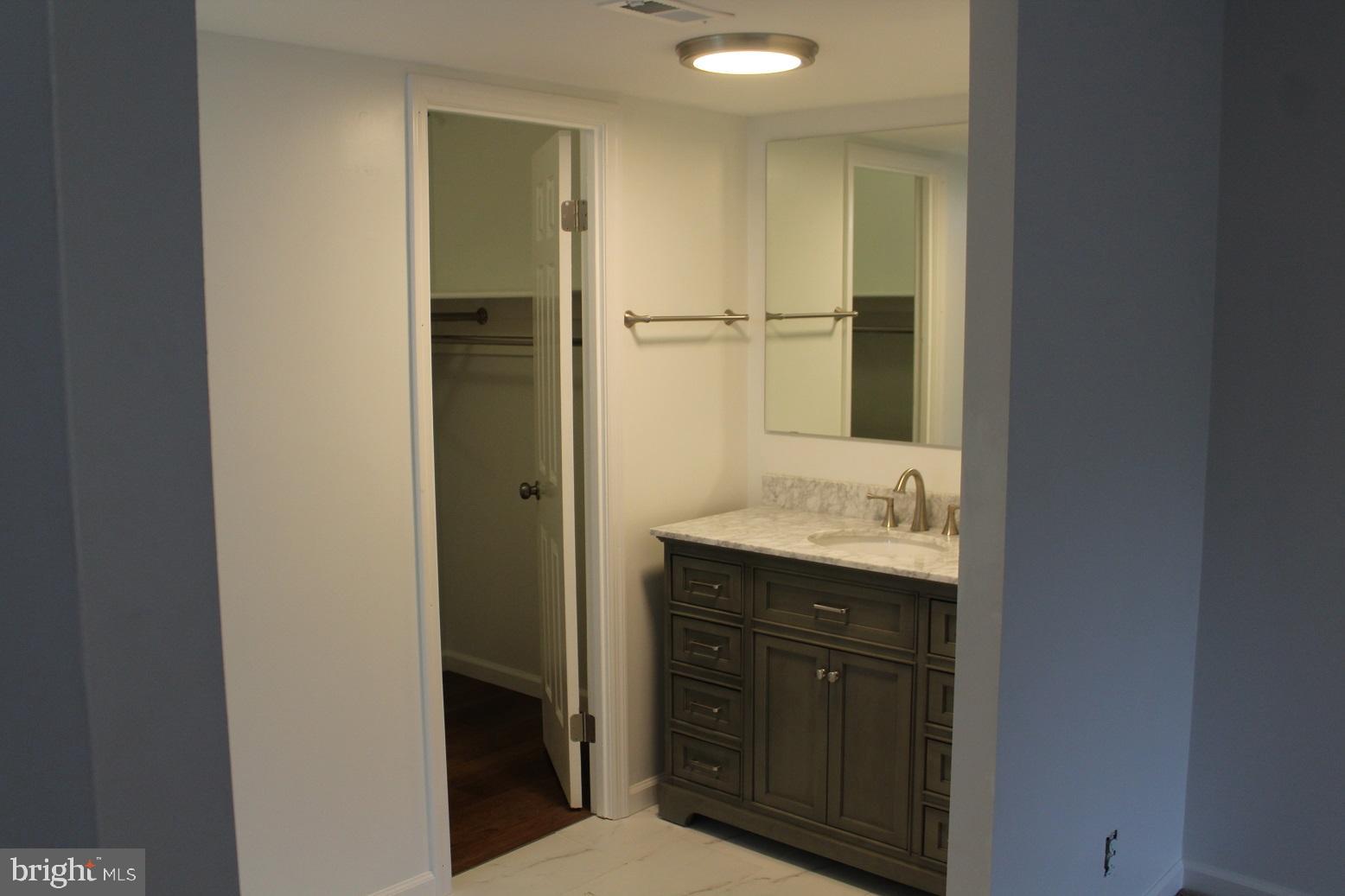 LAKESIDE PLAZA - Residential Lease