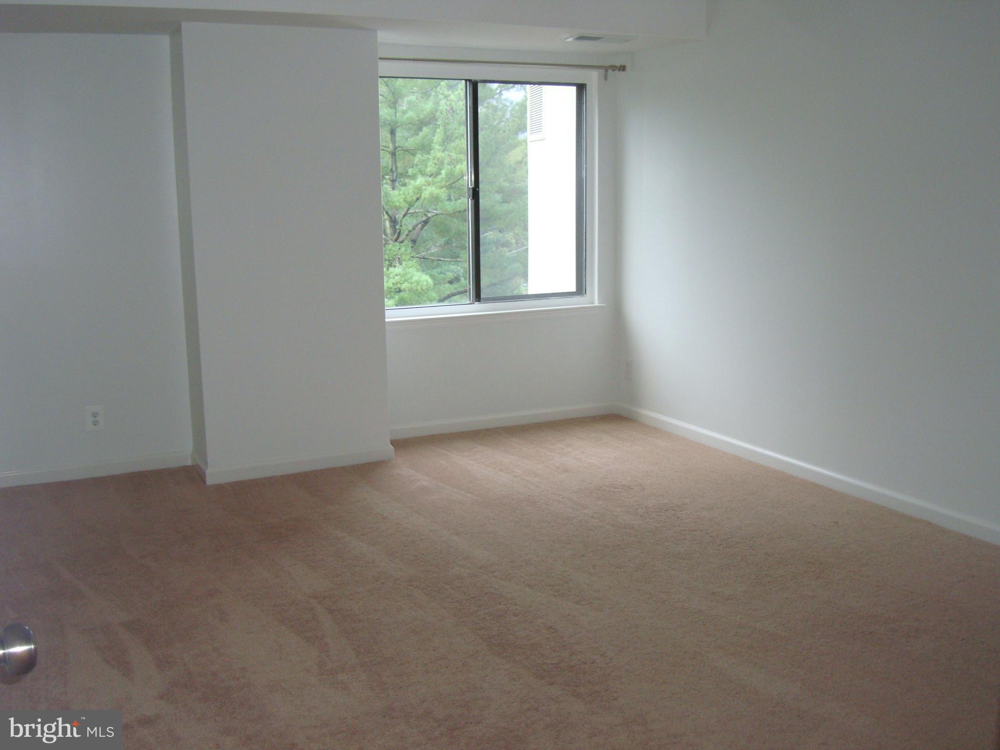 LAKESIDE PLAZA - Residential Lease