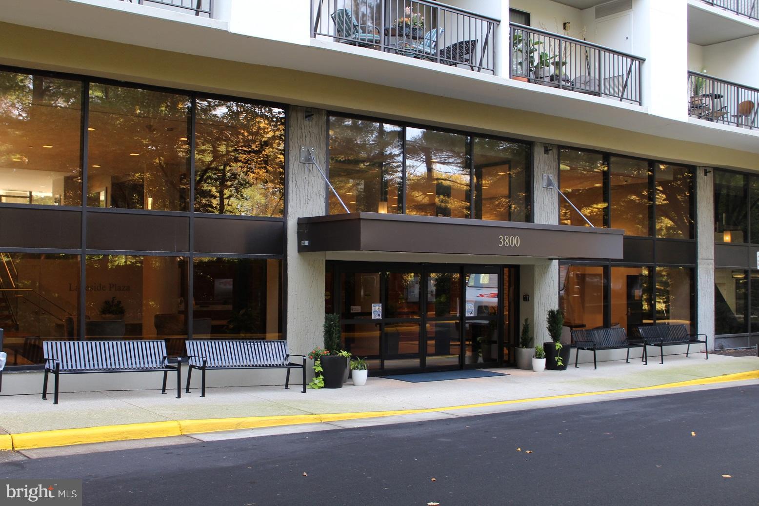 LAKESIDE PLAZA - Residential Lease