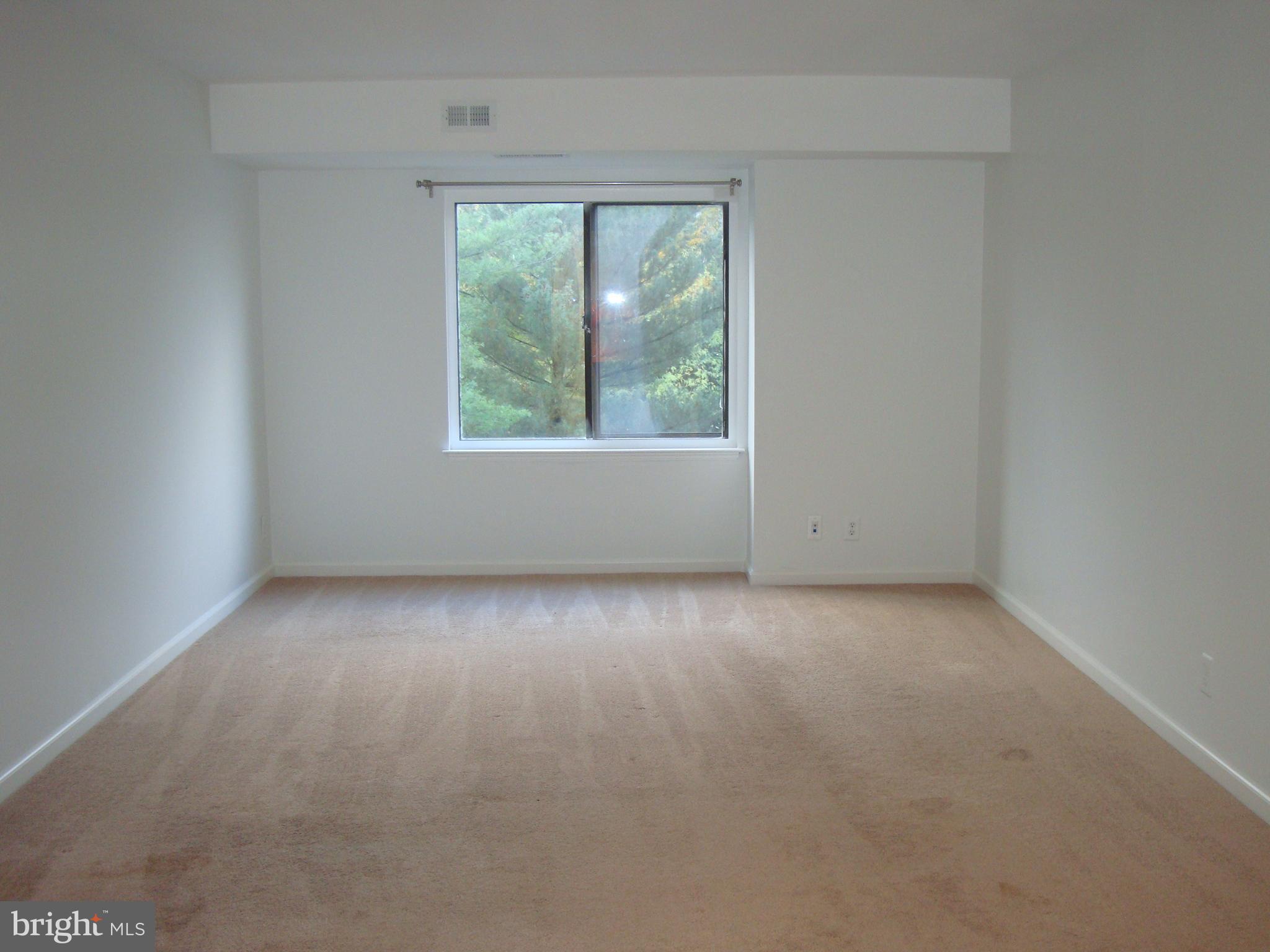 LAKESIDE PLAZA - Residential Lease