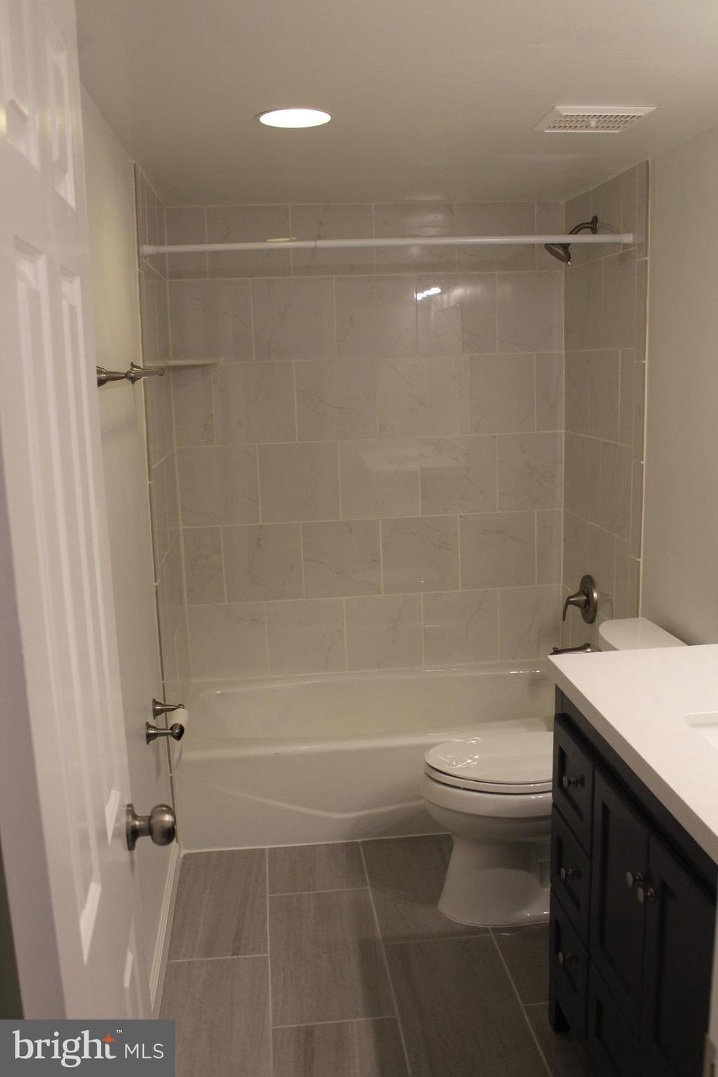 LAKESIDE PLAZA - Residential Lease