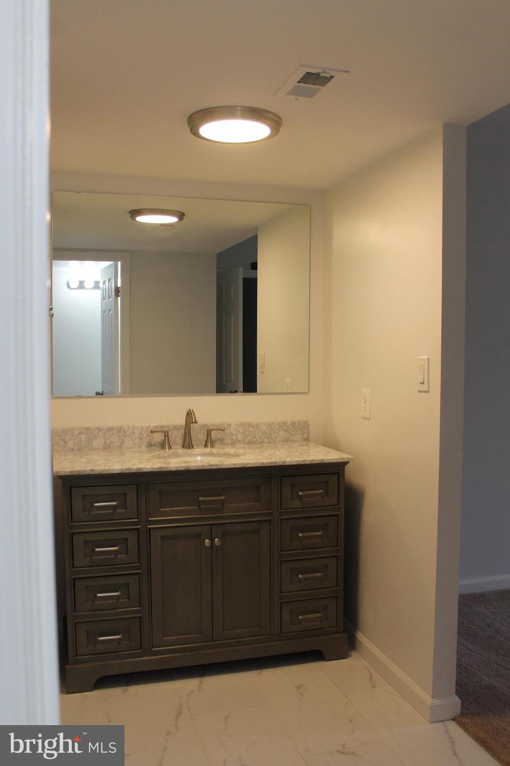 LAKESIDE PLAZA - Residential Lease