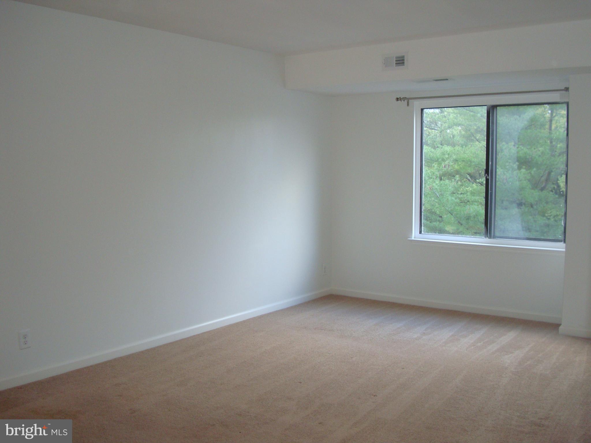 LAKESIDE PLAZA - Residential Lease