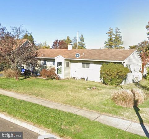 110 DEEP DALE DRIVE E E LEVITTOWN PA 19056