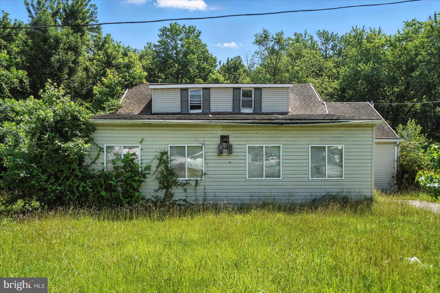 INVESTOR ALERT!! 912 N Bridge Street! In need of full renovation with so much potential and possibilities 2,000 Square foot detached home located on .34 Acres. Property is being Sold in AS-IS Condition. Book your showing today and bring this property back to life!