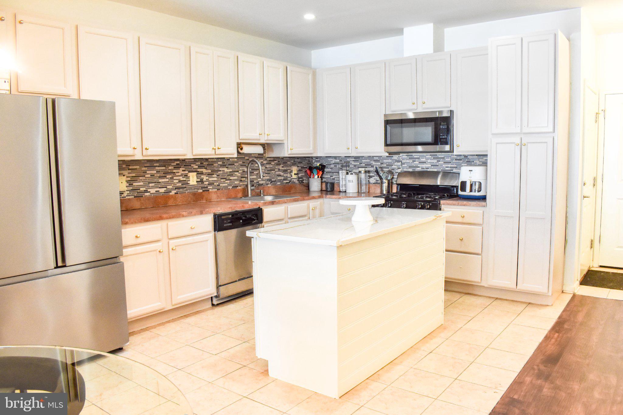 25 ROWAND WAY E