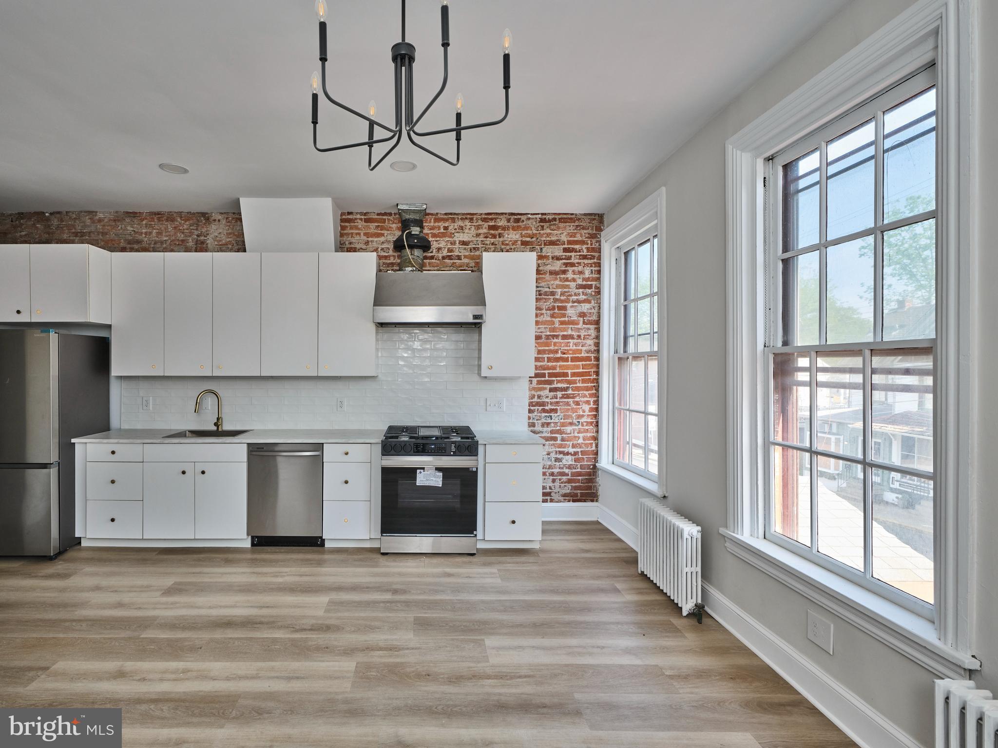 Recently updated and perfectly located, this 2-bedroom, 2-bath apartment features a gas stove, in-unit washer/dryer, and modern finishes. Just steps from shops, restaurants, coffee spots, the Bucks County Playhouse, and the scenic towpath—enjoy the best of New Hope right outside your door.
Easy access to Lambertville, Princeton, Doylestown, and major roadways.