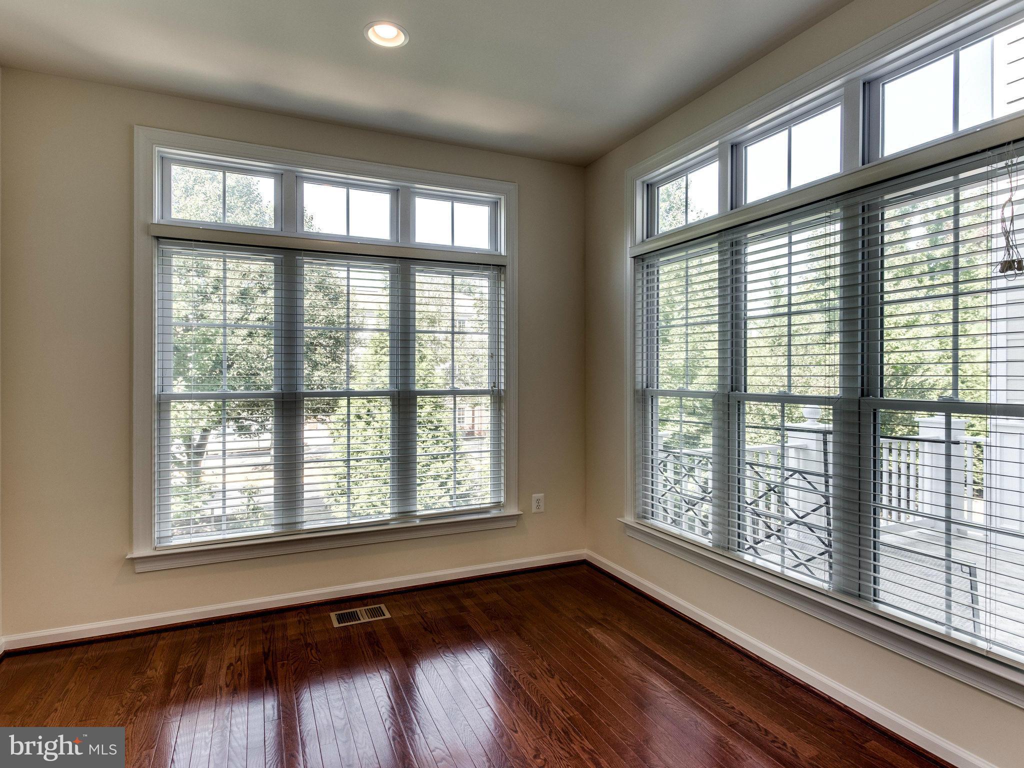 CHARLESTON SQUARE TOWNHM - Residential