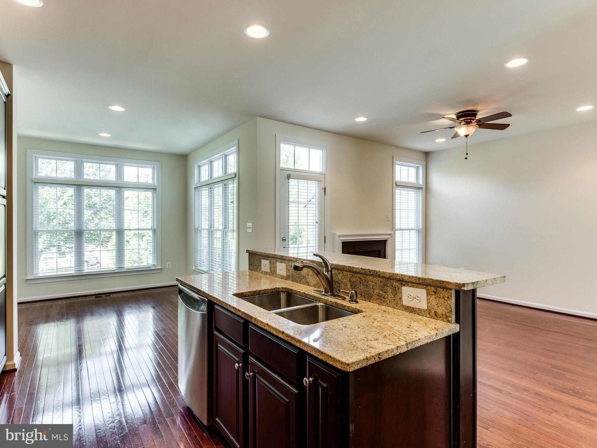 CHARLESTON SQUARE TOWNHM - Residential