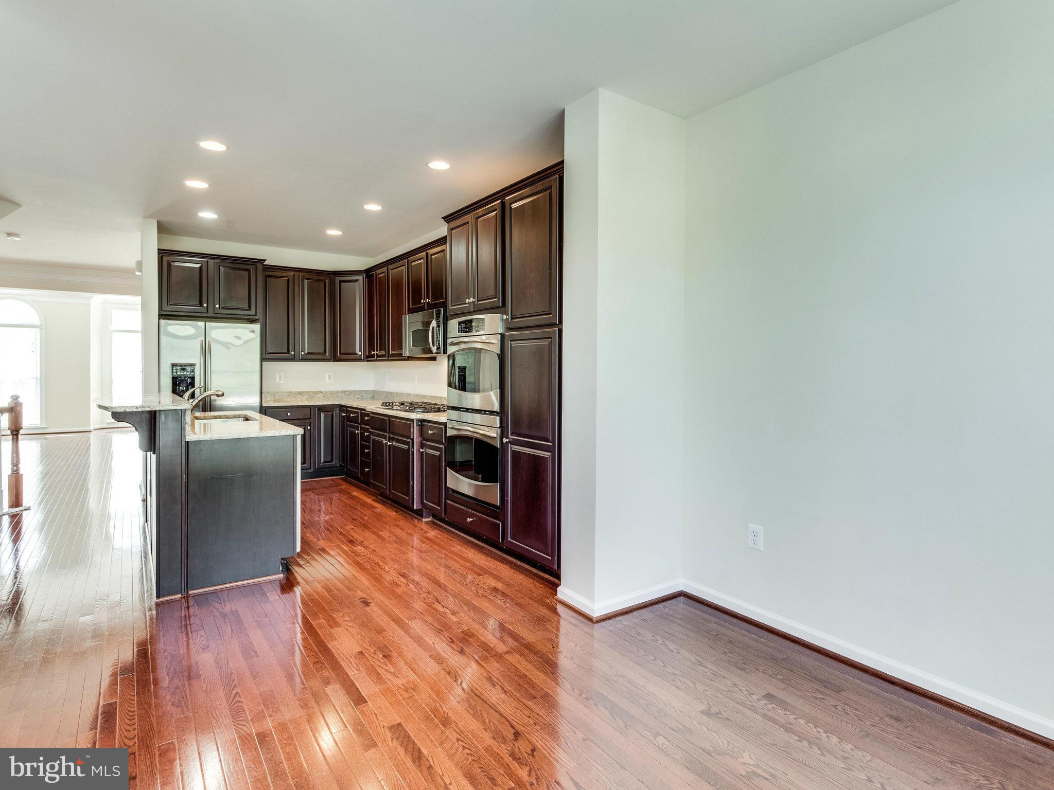 CHARLESTON SQUARE TOWNHM - Residential