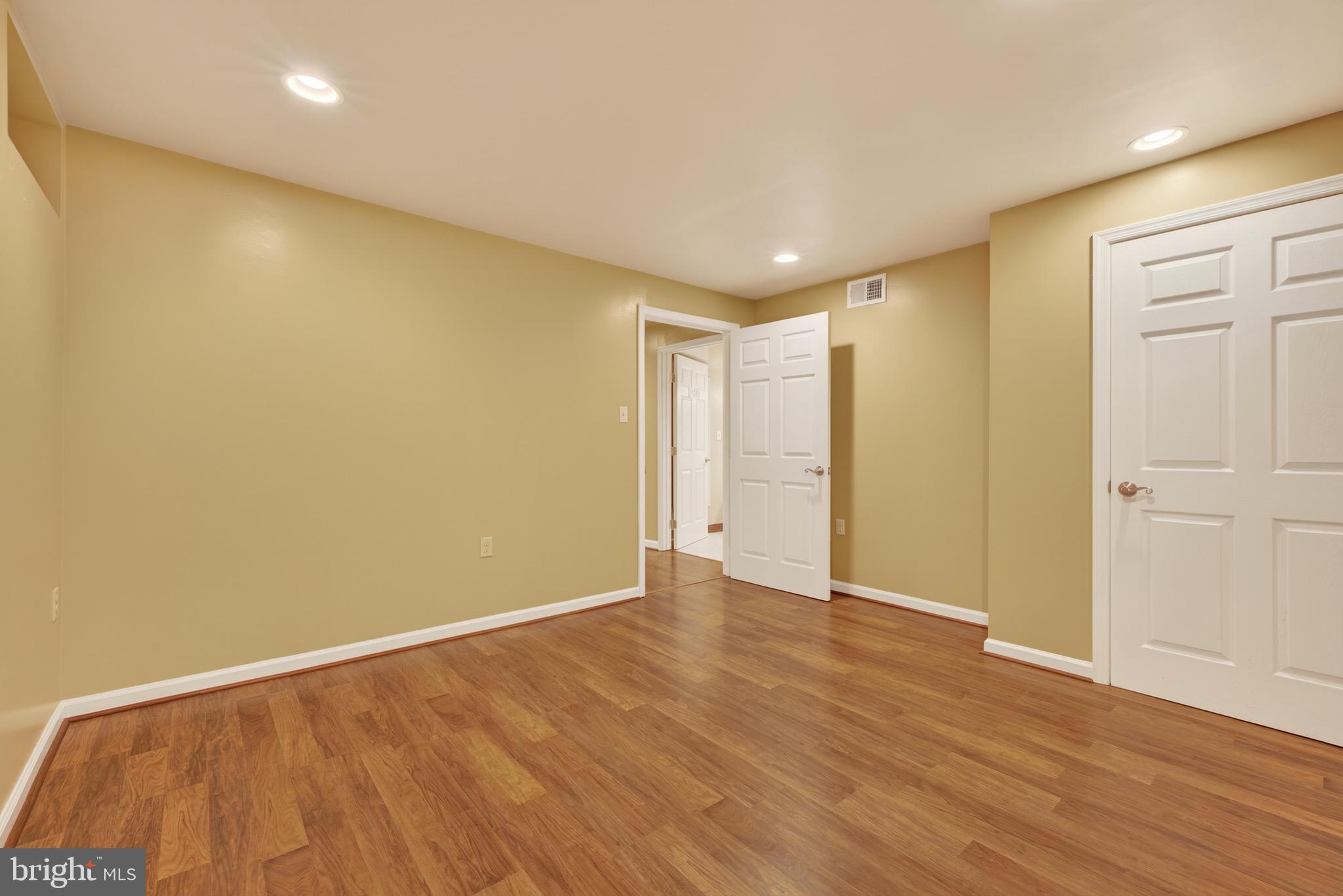 BROAD RUN OAKS - Residential