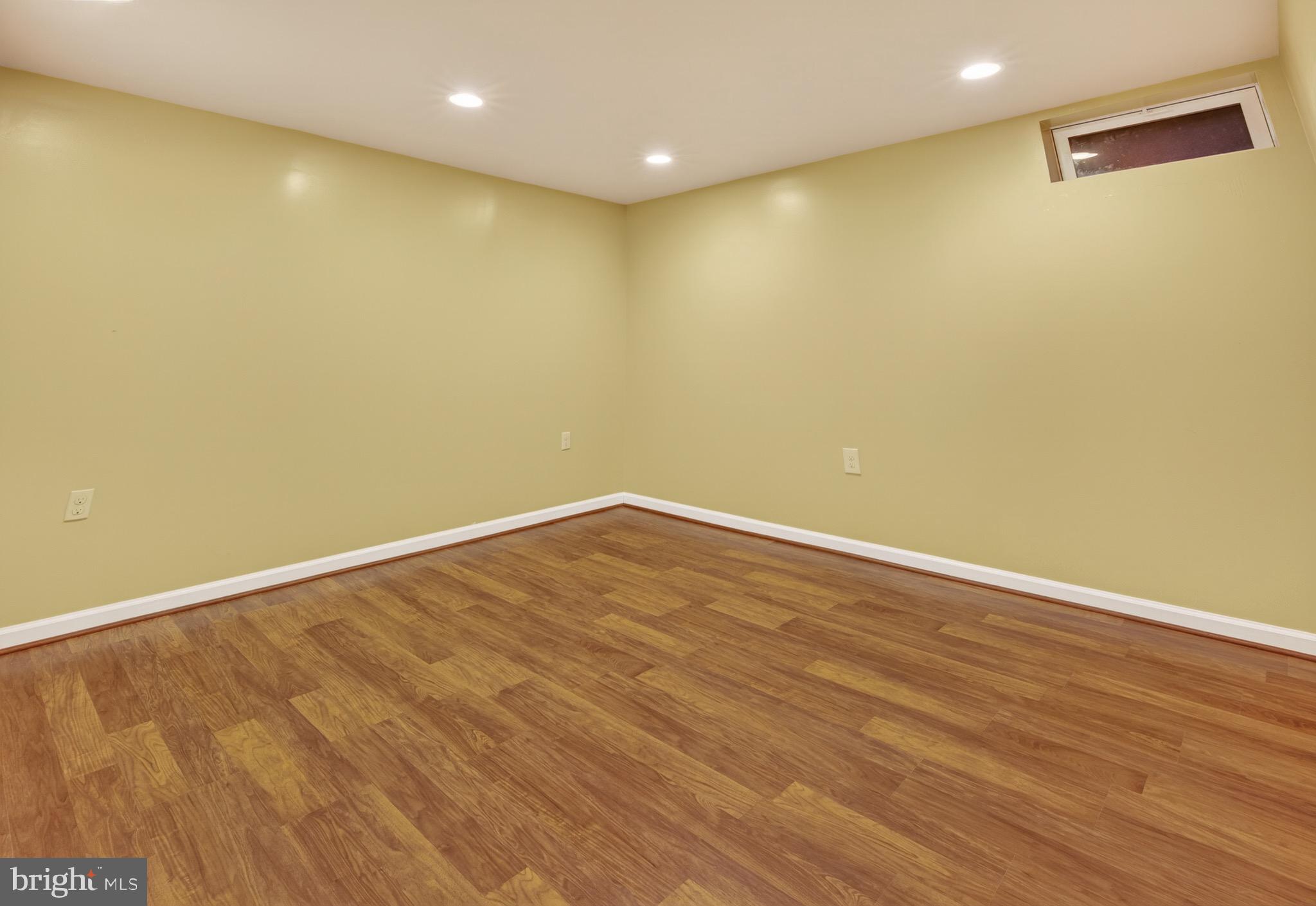 BROAD RUN OAKS - Residential