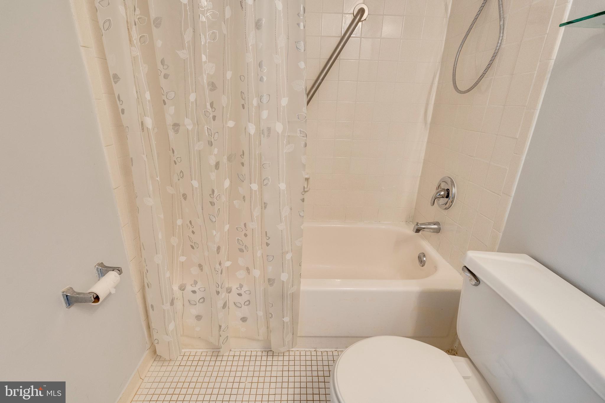 HUNTING RIDGE CONDOMINIUM - Residential Lease