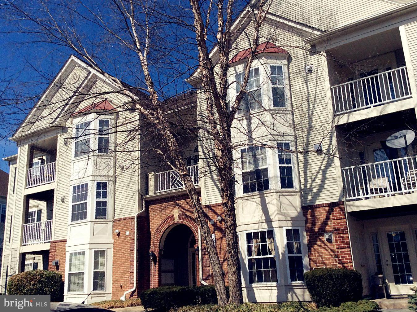 Immaculate 2nd floor condo in desirable Fountain Hills community, pool, tennis. Unit features two master bedrooms, each with a huge walk-in closet, laundry room with full-size w/d, beautiful hardwood floor in foyer and kitchen, balcony. Walk to shopping, convenient to Kentlands, Germantown town center, MARC, 270.
