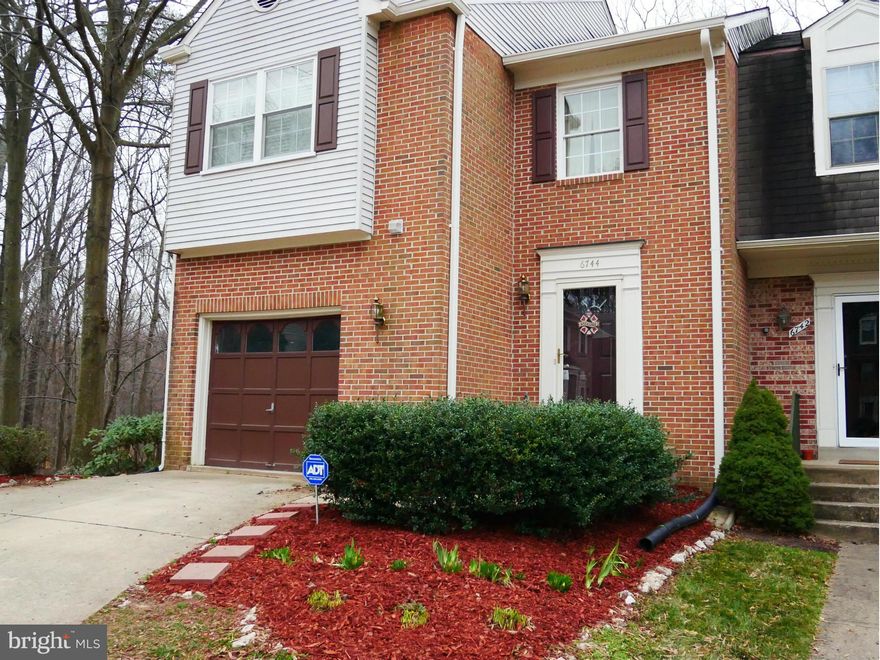 $ 10K Price Drop!!! A beautiful end unit backing to the wooded common area! A rare home w/garage on main level. Main level w/hrdwds & sun capturing bow window stretching across entire back wall - Awesome! Huge MBR w/vaulted ceiling, 2large Walk-in closets w/tub & sep shower! Large basement w/Lrg RecRm, FP & 1/2 Bath. Cul-de-sac! A nice SpaHotTub included.