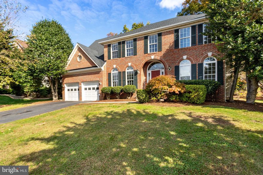 Spacious Colonial on a cul-de-sac in popular Fair Lakes Glen. Soaring Ceilings and Lots of light w/ 2-story foyer and family room. Floor to ceiling windows, Large kitchen w/ Island granite and space for table. Main Level study or bedroom. Separate formal living room w/ gas fireplace and dinning room. Upper level features Primary Bedroom with vaulted ceiling, generous closets and large bath with separate shower and soaking tub plus dual vanity. 3 additional bedrooms with hall bath with dual vanity. Walk up lower level with den, recreation room and storage area. Great proximity to shopping, dining night life and 66 express entrance!