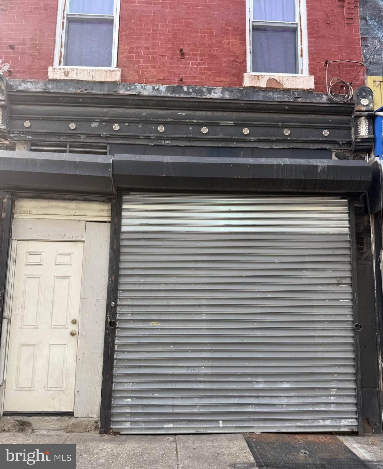 Prime Commercial Space for Rent – High Foot Traffic Location!
Spacious and versatile commercial space located on a busy avenue, perfect for establishing multiple small businesses such as a nail salon, cash & check service, phone store, or entertainment center. Features a large open room, 1.5 bathrooms, and excellent visibility in a high-traffic area. Conveniently close to major avenues and a popular shopping center. Great opportunity to bring your business vision to life in a thriving location!
