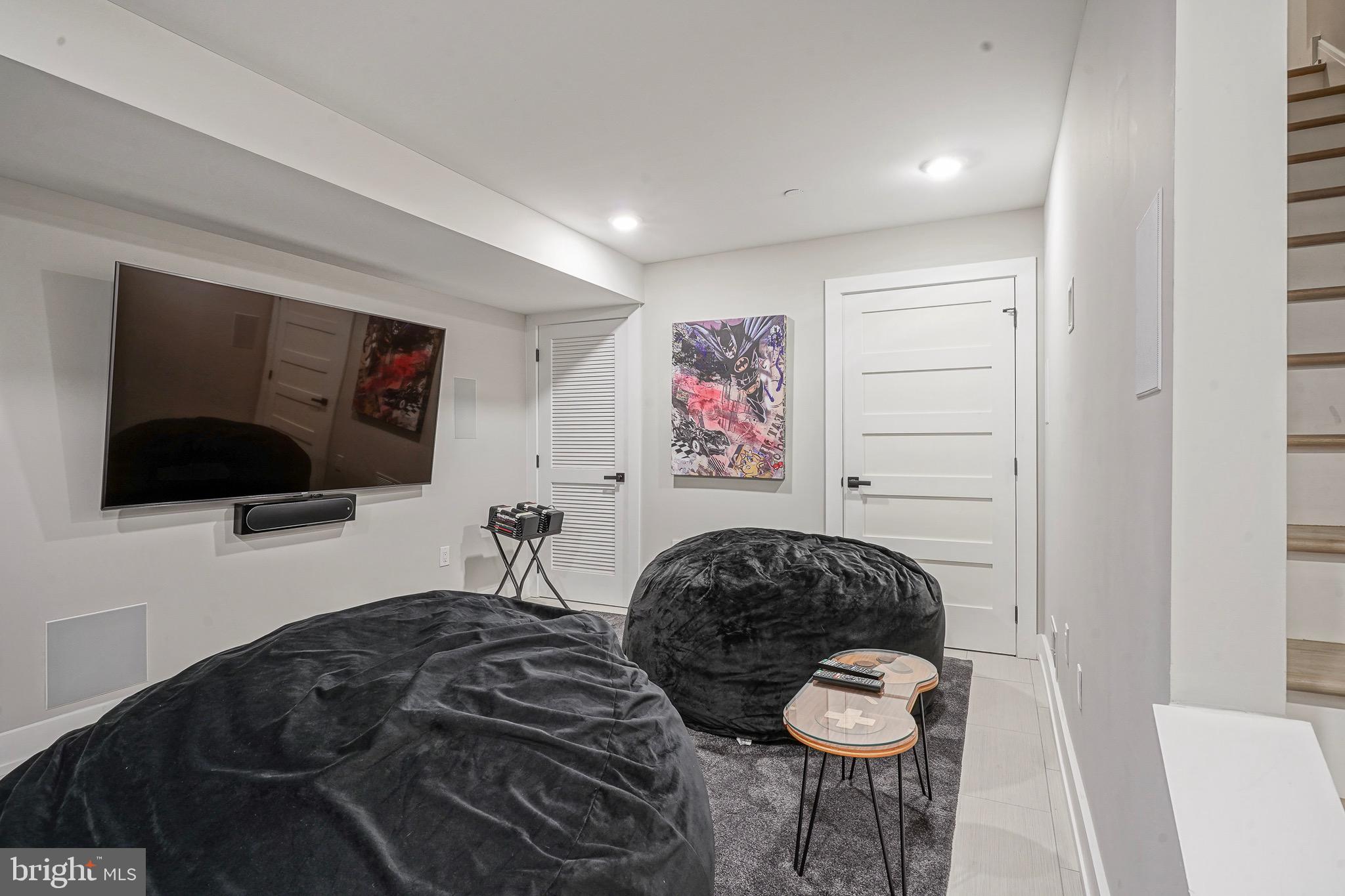 EAST KENSINGTON - Residential